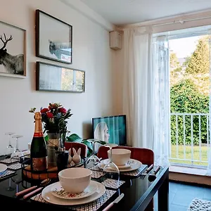 Retreat, Free Private Parking, Sleeps Up To 4 Bath